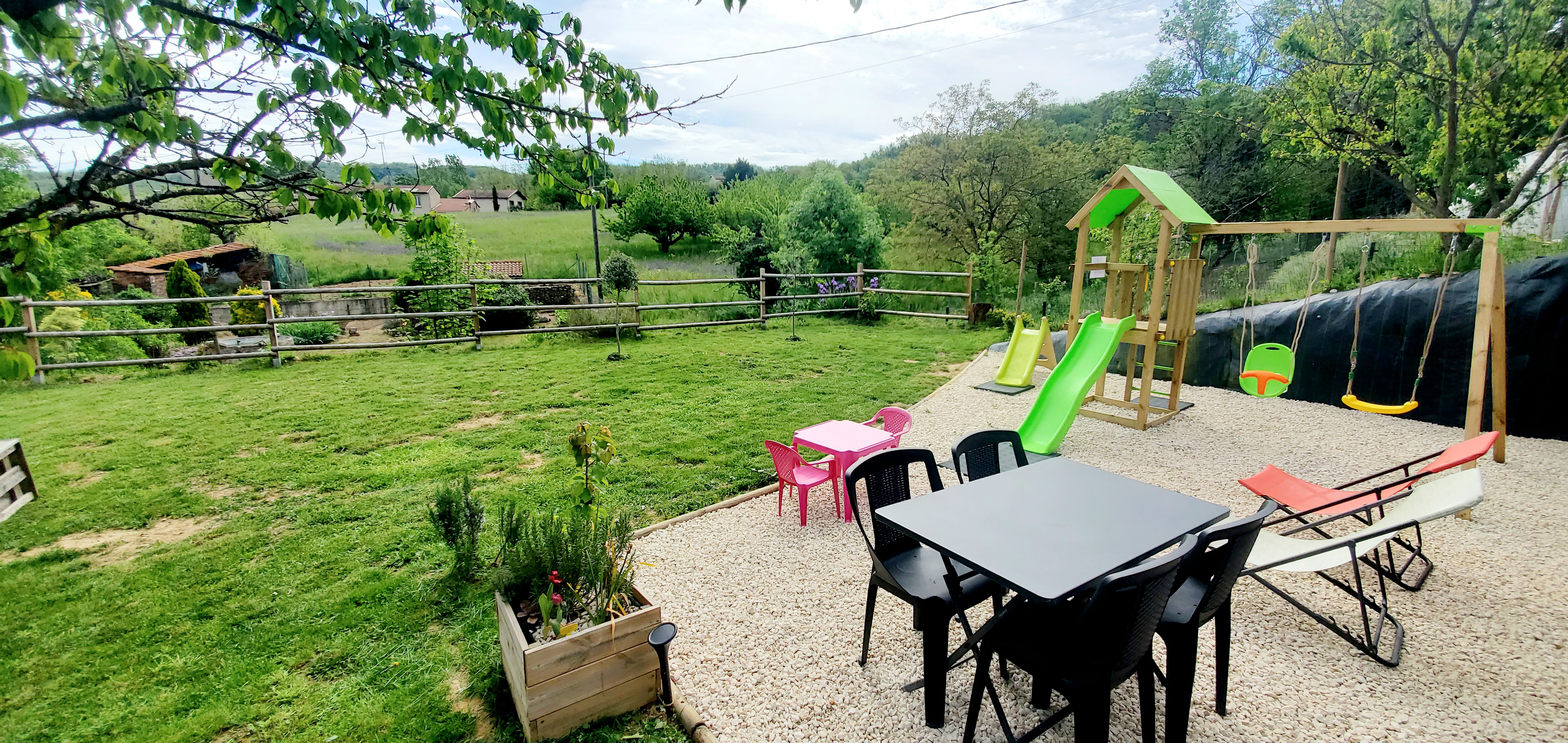 Le jardin et son salon d'extérieur
