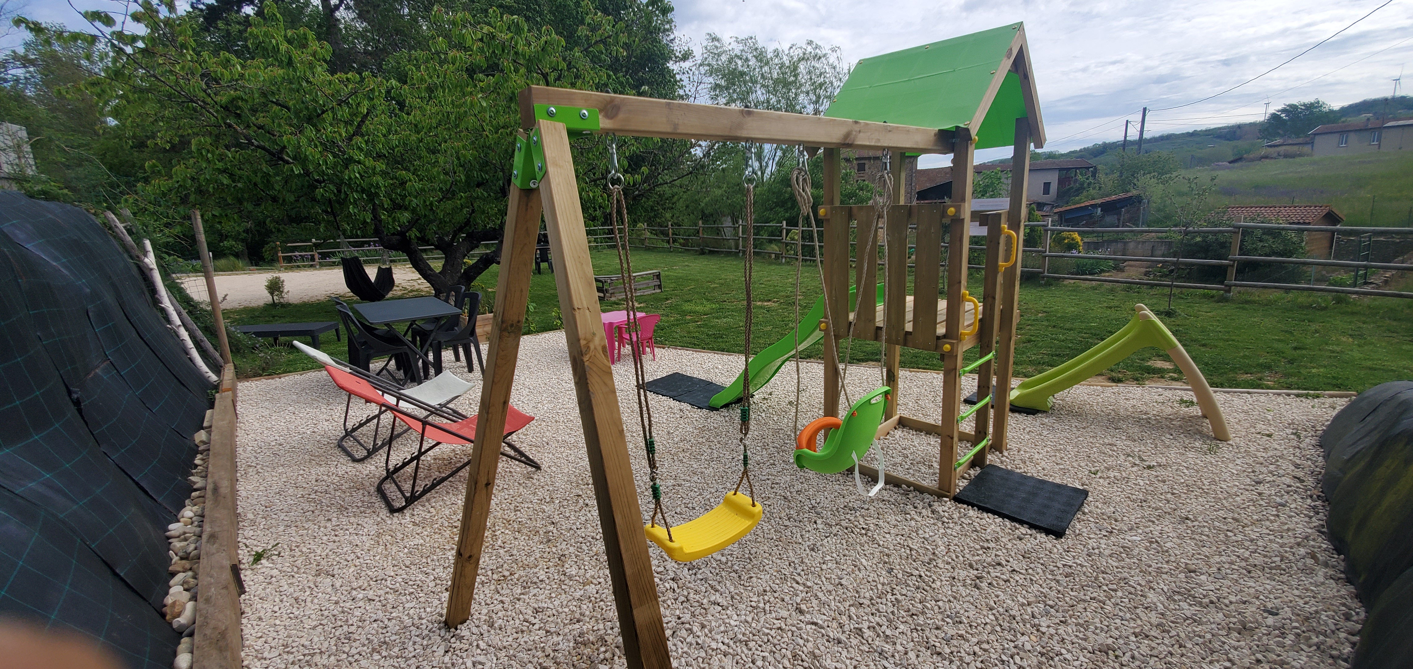 Le jardin et l'aire de jeux pour les enfants