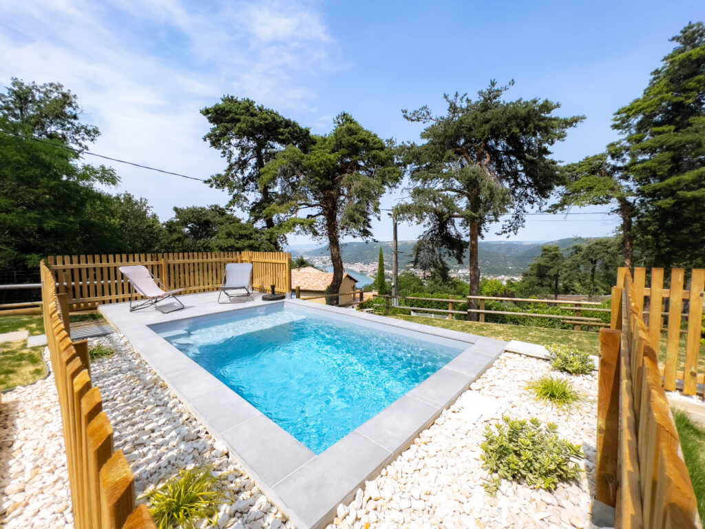Piscine privée au sel avec vue sur la vallée du Rhône