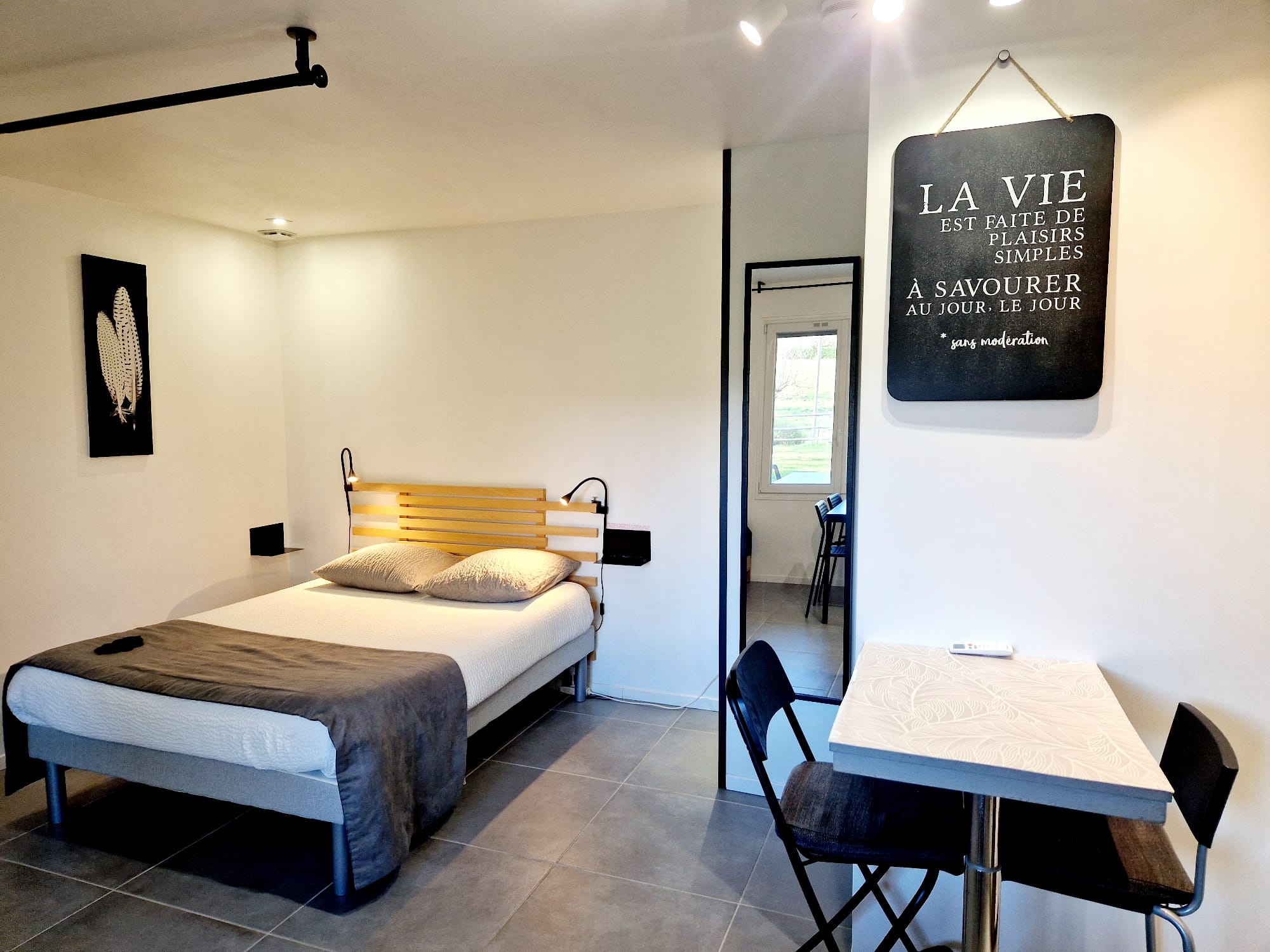 Wood, gîte meublé dans la Drôme : le lit double et le coin bureau