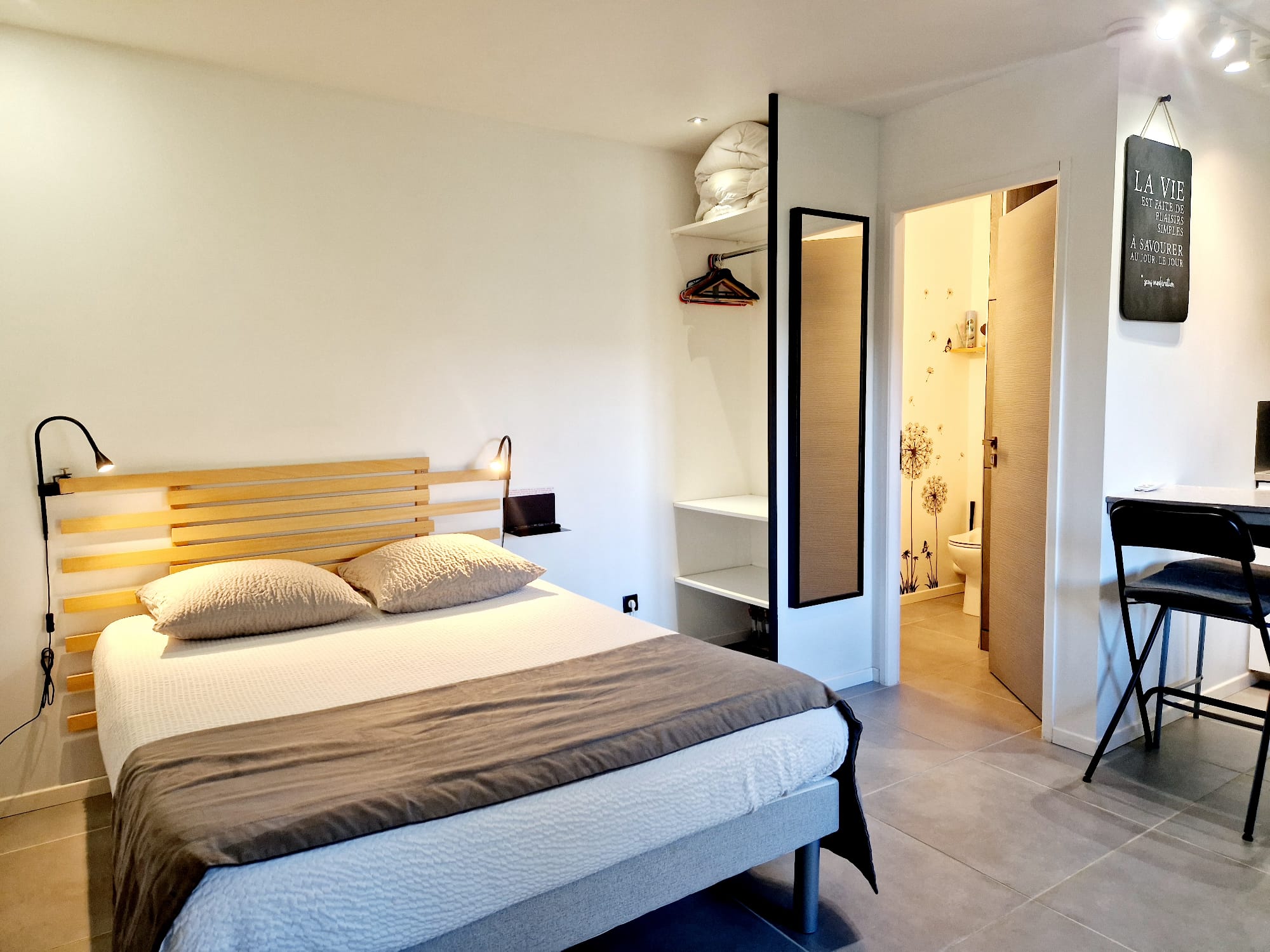 Wood, gîte meublé dans la Drôme : le lit double et le dressing