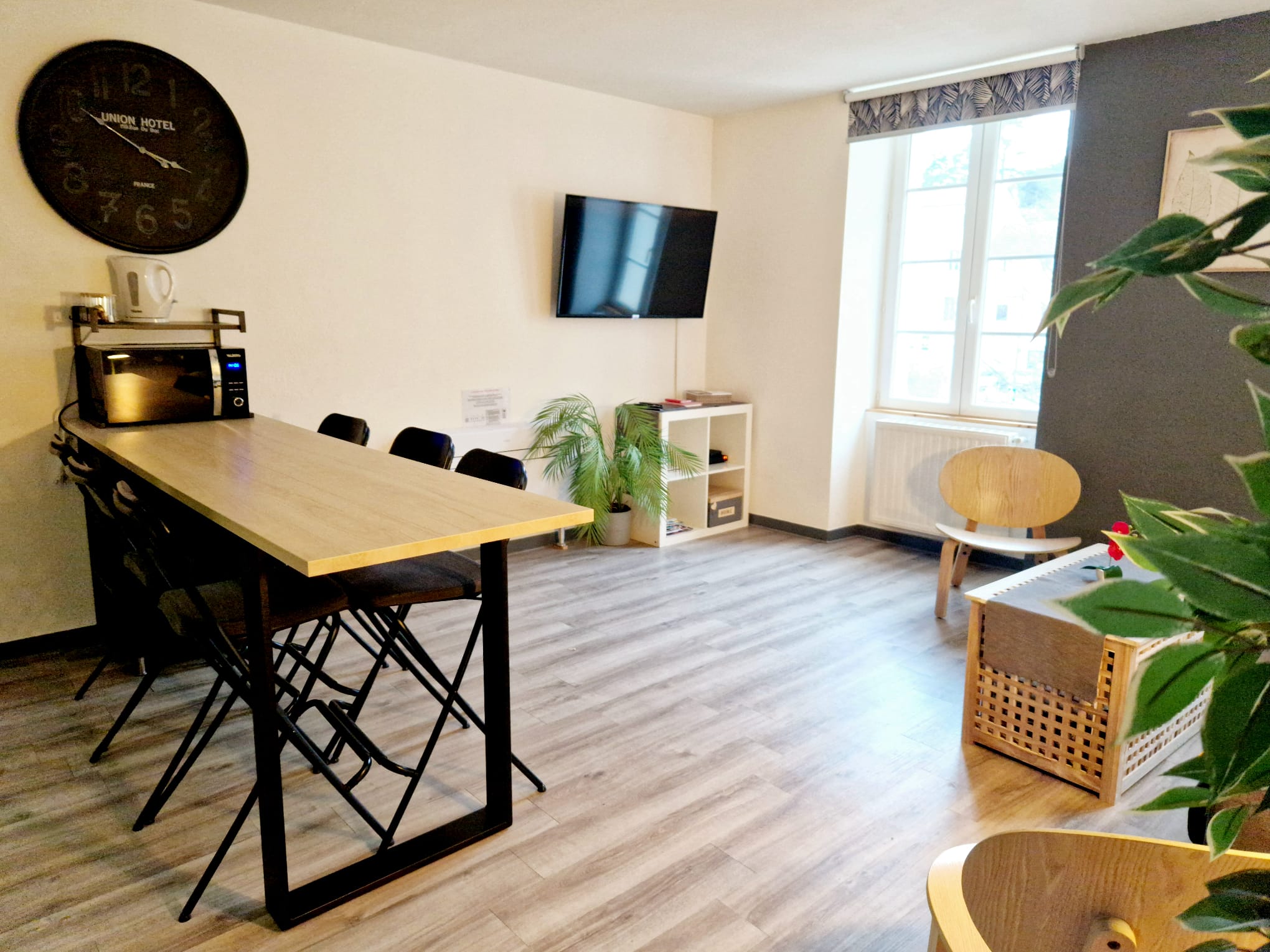 Le Drômardèchois, gîte à Tournon-sur-Rhône : le séjour et la télévision connectée