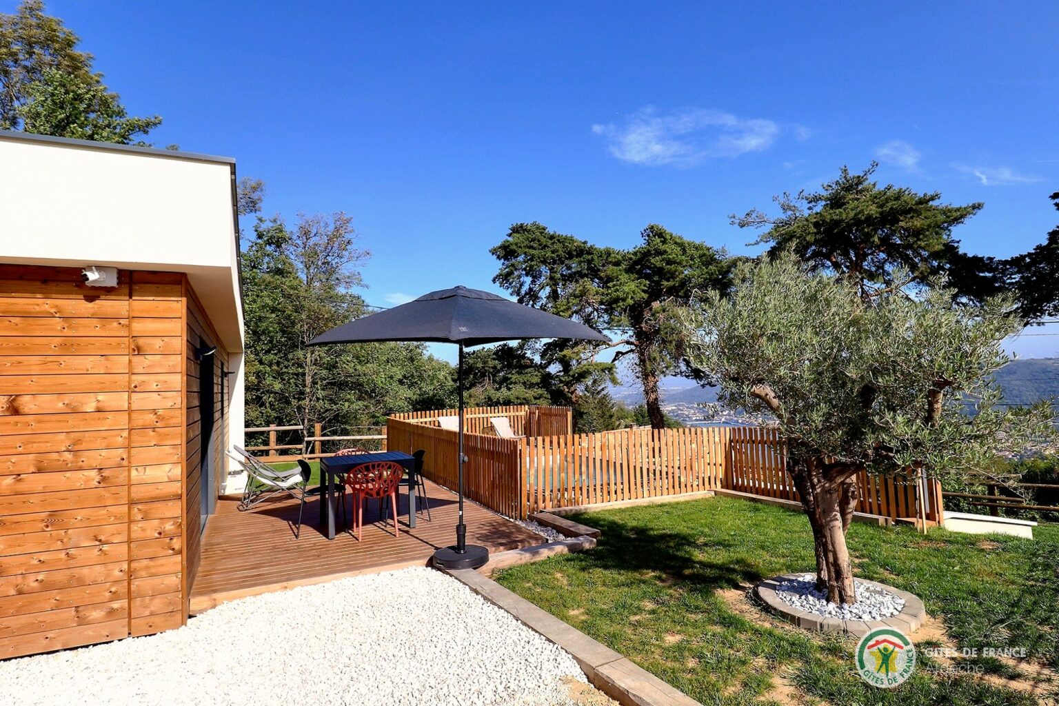 Terrasse de l'écolodge face à la vallée