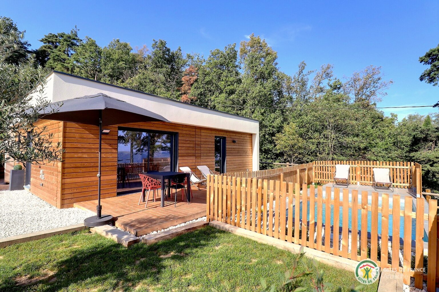 La Booa, écolodge en Ardèche en ossature bois, avec sa terrasse et sa piscine privée