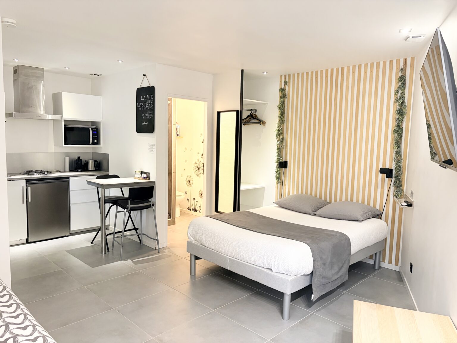 Sky, gîte meublé dans la Drôme : le studio Sky, lit double et coin repas